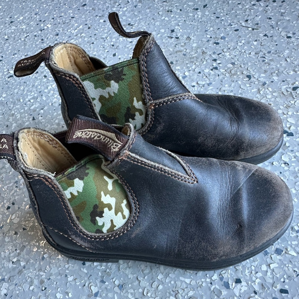 Blundstone kids boots size 12